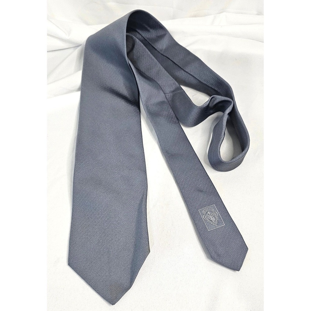 Gucci Mens Silk Necktie Slate Blue Micro Weave Embroidered Crest Logo Italy